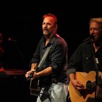 Kevin Costner & Modern West performing live at Gigale Paris photos | Picture 77798